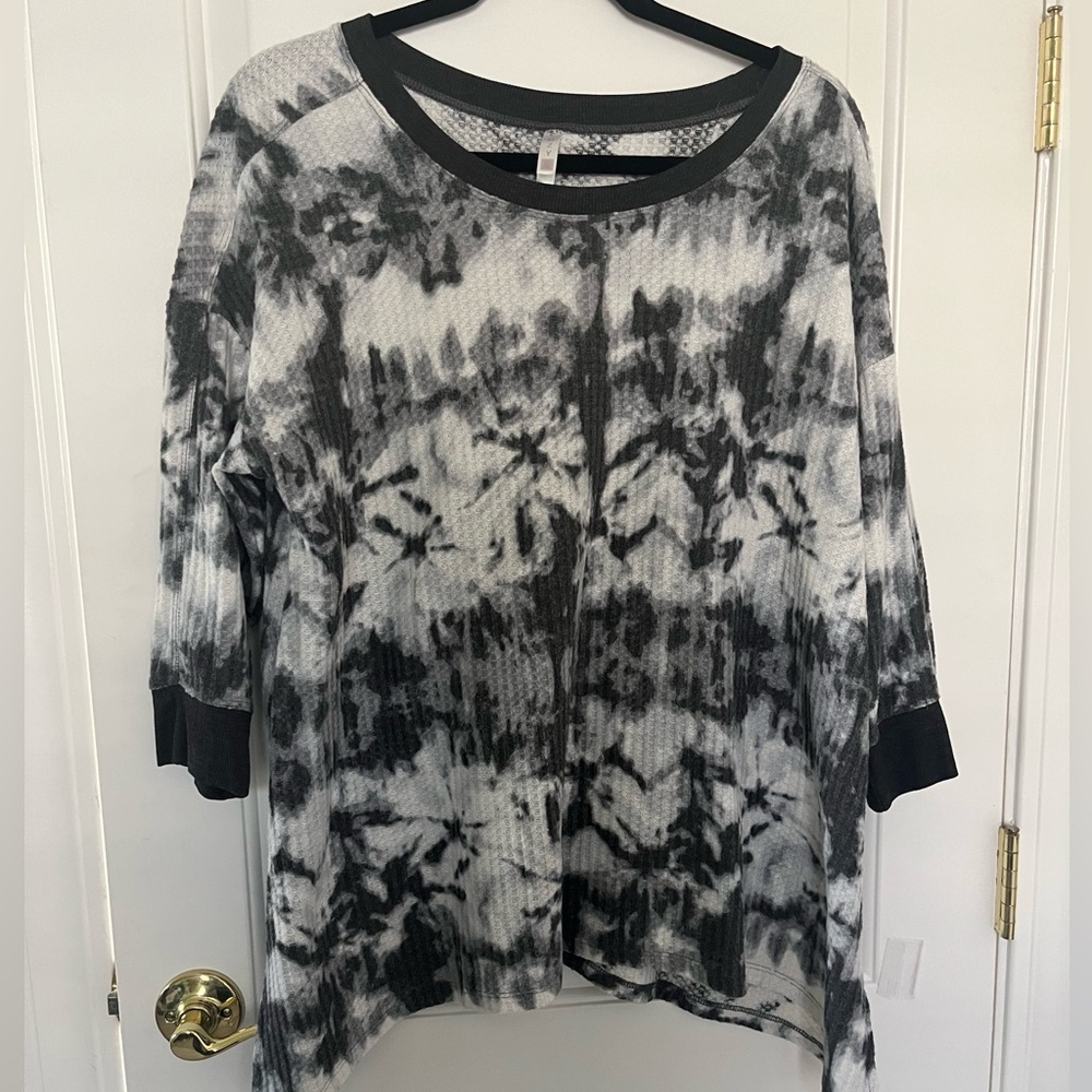 Cozy L Women's Black and White Tie-Dye Top thermal waffle knit fabric